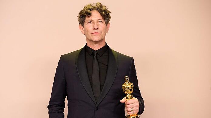 Jonathan Glazer mit seinem Oscar für "The Zone of Interest".