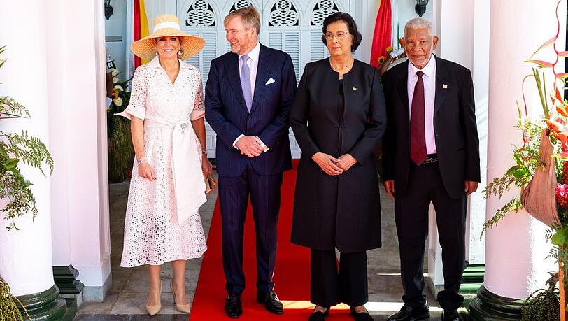 Máxima, Willem-Alexander, Jennifer Geerlings-Simons und Glenn Geerlings (v.l.) in Paramaribo.