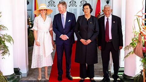Máxima, Willem-Alexander, Jennifer Geerlings-Simons und Glenn Geerlings (v.l.) in Paramaribo. Máxima, Willem-Alexander, Jennifer Geerlings-Simons und Glenn Geerlings (v.l.) in Paramaribo.