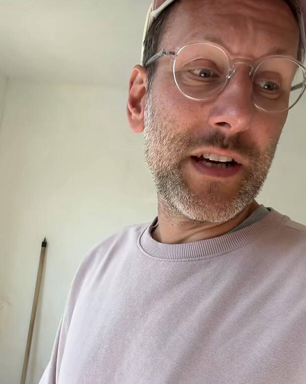 In seiner Instagram-Story reagiert Simon Beeck auf Nachrichten von Fans.