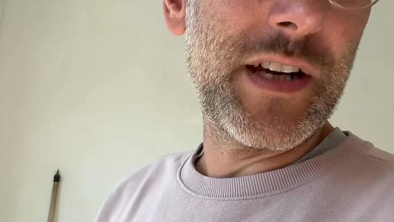 In seiner Instagram-Story reagiert Simon Beeck auf Nachrichten von Fans.