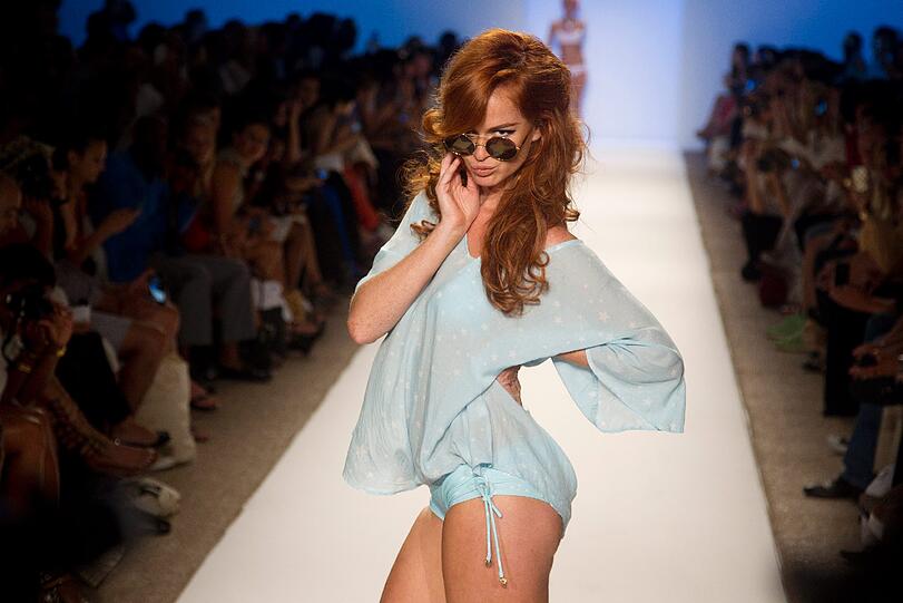 Bei der "Mercedes Benz Fashion Week Swim" präsentieren die Top-Models die angesagteste Bademode - da kann man(n) schon mal ins Schwitzen kommen. Die Bilder.