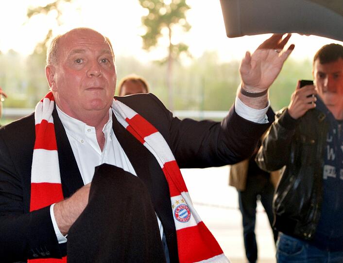 Hoeneß legt sich den Bayern-Schal um.