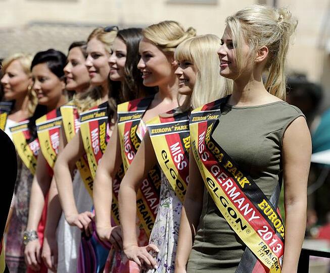 Mit Schleife dran und einem strahlenden Lächeln: Beim Miss-Germany-Treffen kamen Siegerinnen aus über fünfeinhalb Jahrzehnten zusammen