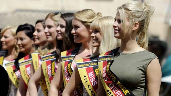 Mit Schleife dran und einem strahlenden Lächeln: Beim Miss-Germany-Treffen kamen Siegerinnen aus über fünfeinhalb Jahrzehnten zusammen Mit Schleife dran und einem strahlenden Lächeln: Beim Miss-Germany-Treffen kamen Siegerinnen aus über fünfeinhalb Jahrzehnten zusammen