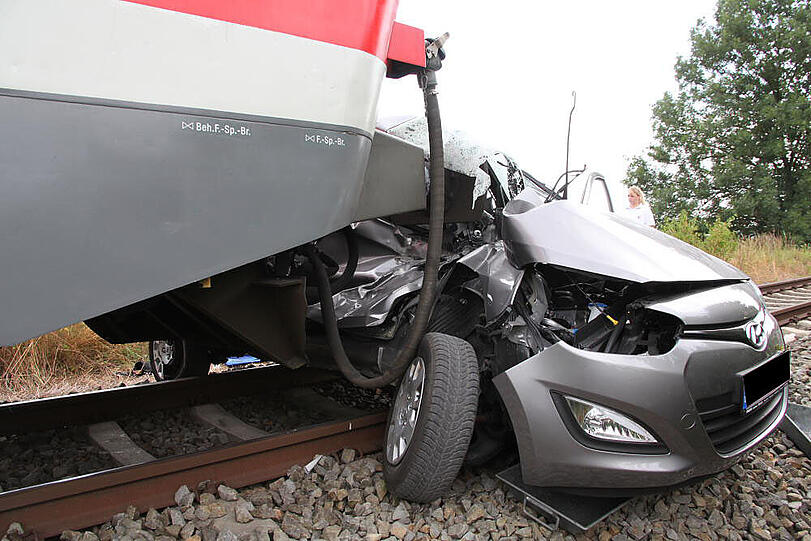 Bei einem schweren Unfall mit einem Regionalzug ist am Mittwochmorgen eine junge Autofahrerin ums Leben gekommen.