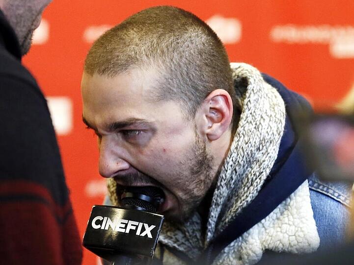 Shia LaBeouf kann auch anders - zum Beispiel mikrofonessend beim Sundance Filmfestival im Januar