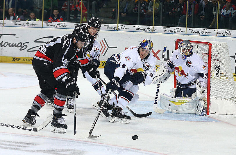 Chancenlos: Der EHC bei der 1:4-Pleite in Nürnberg.