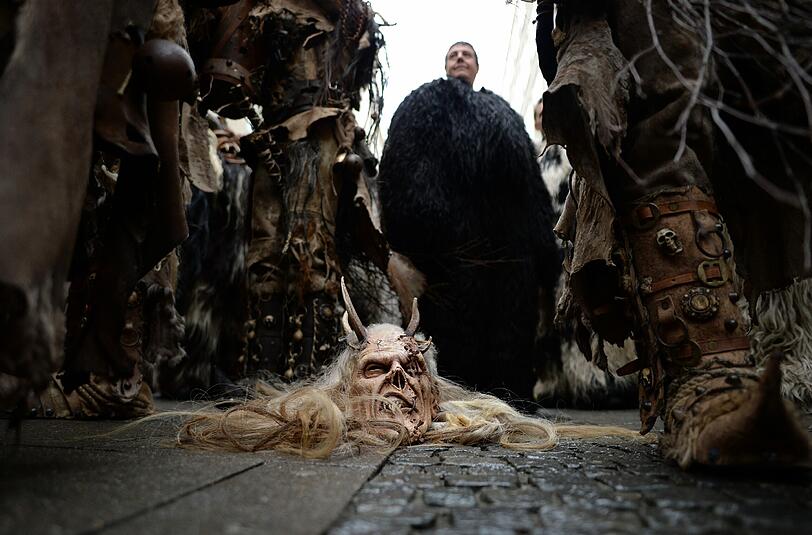 Hat da jemand seine Maske verloren? Die Krampus-Kollegen haben sich links und rechts schon mal in Stellung gebracht.
