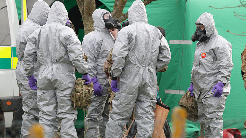 Soldaten tragen Schutzanzüge während der Ermittlungen zur Vergiftung des Ex-Doppelagenten Skripal und dessen Tochter.