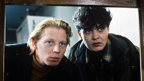In ihrem dritten Fall "Tatort: Der Tod im Häcksler" (1991) arbeitete Lena Odenthal (Ulrike Folkerts) mit dem jungen Ortspolizisten Stefan Tries (Ben Becker) zusammen