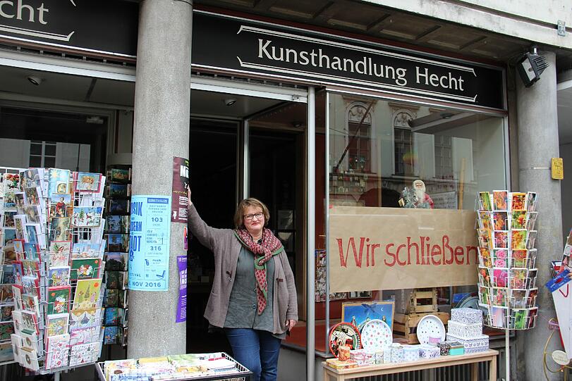 Annette Hecht führt die Kunsthandlung Hecht. Nach 29 Jahren muss das Traditionsgeschäft schließen. Nun ist an einem Tag des Räumungsverkaufs auch noch der Strom ausgefallen.