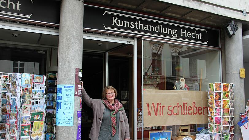 Annette Hecht führt die Kunsthandlung Hecht. Nach 29 Jahren muss das Traditionsgeschäft schließen. Nun ist an einem Tag des Räumungsverkaufs auch noch der Strom ausgefallen. Annette Hecht führt die Kunsthandlung Hecht. Nach 29 Jahren muss das Traditionsgeschäft schließen. Nun ist an einem Tag des Räumungsverkaufs auch noch der Strom ausgefallen.