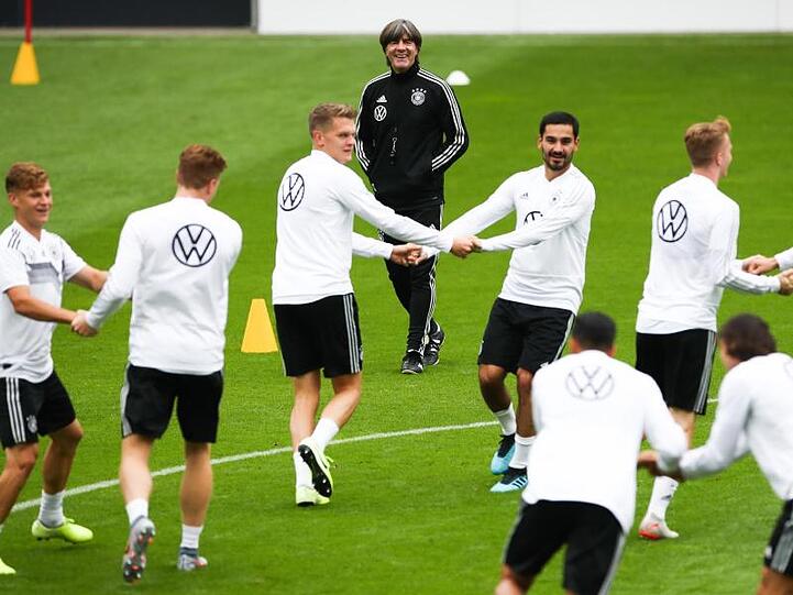 Bundestrainer Joachim Löw hatte im Training den kompletten Kader dabei.