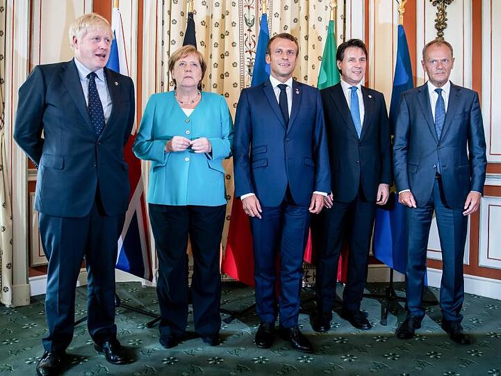 Der britische Premierminister Boris Johnson (l-r), Bundeskanzlerin Angela Merkel, Frankreichs Präsident Emmanuel Macron, der italienische Ministerpräsident Giuseppe Conte und EU-Ratspräsident Donald Tusk beim G7-Gipfel in Biarritz.