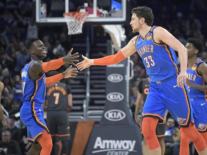 Dennis Schröder (l) von den Oklahoma City Thunder jubelt mit seinem Teamkollegen Mike Muscala über einen Punktgewinn.