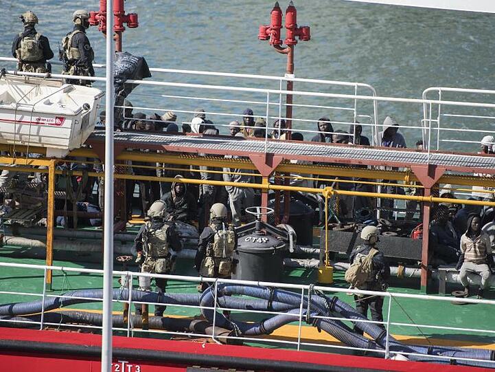 Soldaten der maltesischen Armee an Bord des türkischen Öltankers "El Hiblu 1", der zuvor von Migranten entführt wurde. Rene' Rossignaud/AP