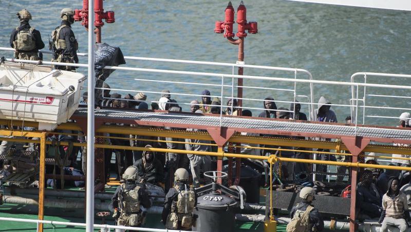 Soldaten der maltesischen Armee an Bord des türkischen Öltankers "El Hiblu 1", der zuvor von Migranten entführt wurde. Rene' Rossignaud/AP Soldaten der maltesischen Armee an Bord des türkischen Öltankers "El Hiblu 1", der zuvor von Migranten entführt wurde. Rene' Rossignaud/AP