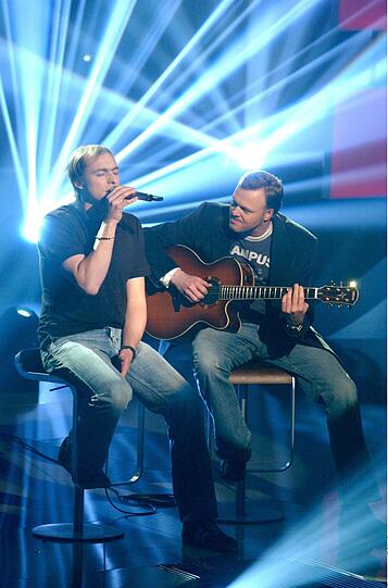 Max Mutzke, Sieger DSDSGPS, und Stefan Raab bei der "Red Nose Day Comedy Charity Show" am 26.03.2004 in Köln.