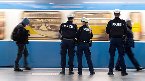 Die Polizei sucht noch nach dem unbekannten Täter. (Symbolbild)