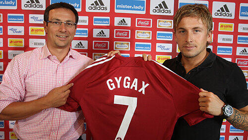 Bekommt das Club-Trikot mit der Nummer 7: Daniel Gygax mit Manager Martin Bader (li). Bekommt das Club-Trikot mit der Nummer 7: Daniel Gygax mit Manager Martin Bader (li).