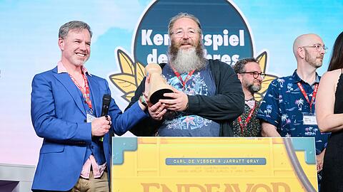 Als "Kennerspiel des Jahres" wurde "Endeavor: Die Tiefsee" von Carl de Visser (2.v.l.) und Jarrat Gray (l) ausgezeichnet.