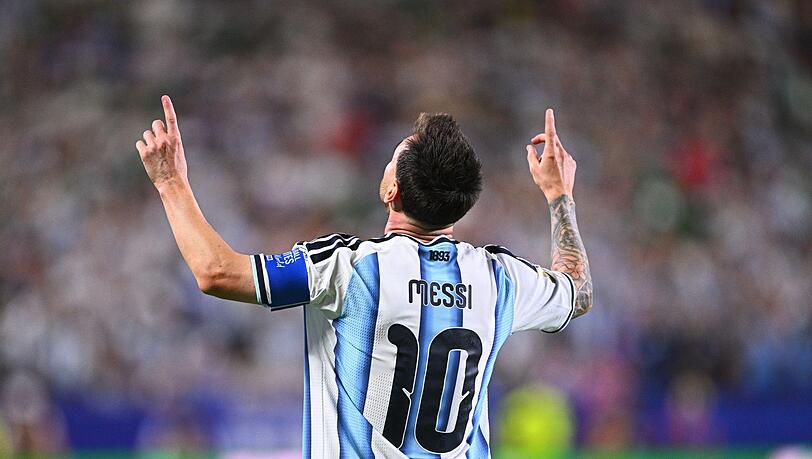 Lionel Messi trumpft wie ein Fußball-Gott auf. Lionel Messi trumpft wie ein Fußball-Gott auf.