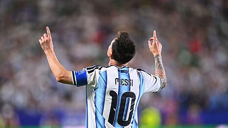 Lionel Messi trumpft wie ein Fu&szlig;ball-Gott auf.