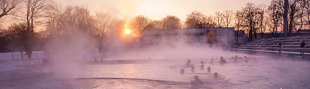 Im Dante-Warmfreibad kann man bei jedem Wetter unter freiem Himmel schwimmen. Im Dante-Warmfreibad kann man bei jedem Wetter unter freiem Himmel schwimmen.