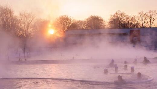 Im Dante-Warmfreibad kann man bei jedem Wetter unter freiem Himmel schwimmen. Im Dante-Warmfreibad kann man bei jedem Wetter unter freiem Himmel schwimmen.