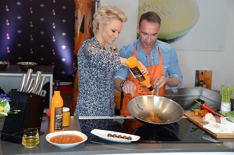Pamela Anderson kocht mit Jochen Bendel und Veronique Witzigmann im Westend.