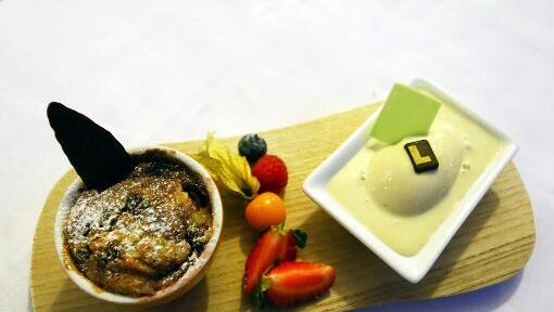 5. Gang: Kirsch-Clafoutis mit hausgemachtem Lavendel-Eis. 5. Gang: Kirsch-Clafoutis mit hausgemachtem Lavendel-Eis.