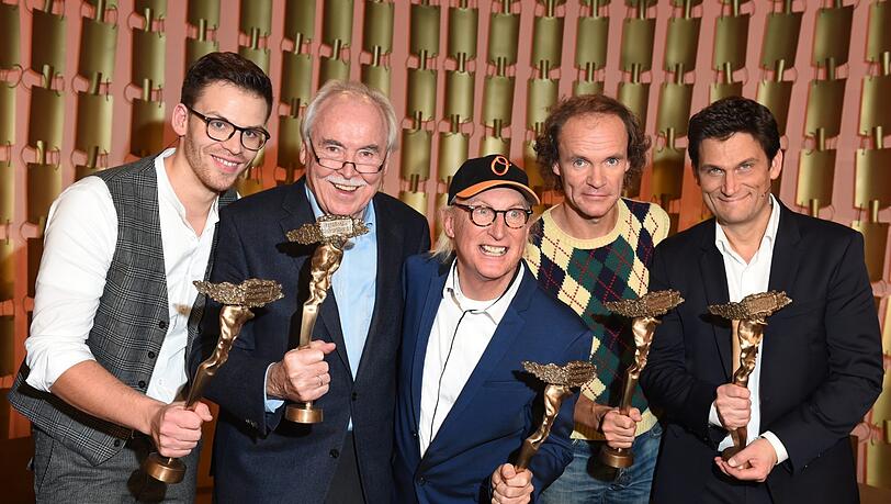 Die Gewinner: Martin Frank (Senkrechtstarter-Preis), Dieter Hanitzsch (Jubiläumspreis), Otto Waalkes (Ehrenpreis), Olaf Schubert (Musikpreis) und Christian Ehring (Preisträger) Die Gewinner: Martin Frank (Senkrechtstarter-Preis), Dieter Hanitzsch (Jubiläumspreis), Otto Waalkes (Ehrenpreis), Olaf Schubert (Musikpreis) und Christian Ehring (Preisträger)