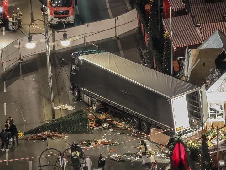 Der von Amri gekaperte Lkw auf dem Weihnachtsmarkt am Breitscheidplatz in Berlin.