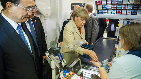 Angela Merkel und der chinesische Ministerpräsident Li Keqiang bei einem Supermarkt-Besuch im Oktober 2014.
