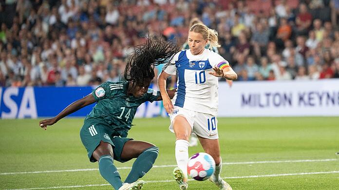 Nicole Anyomi (l) setzt sich im Kampf um den Ball durch und erzielt das 3:0 gegen Finnland.
