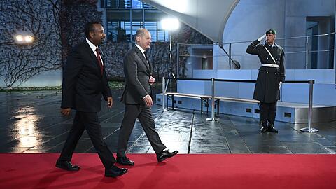 Bundeskanzler Olaf Scholz empfängt den äthiopischen Ministerpräsidenten Abiy Ahmed Ali (l) am Bundeskanzleramt. In Berlin findet die "Compact with Africa" - Konferenz G20 Investment Summit 2023 statt.