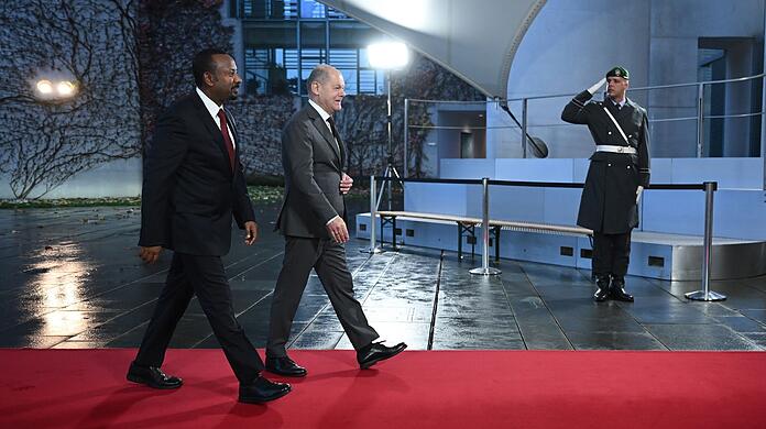 Bundeskanzler Olaf Scholz empfängt den äthiopischen Ministerpräsidenten Abiy Ahmed Ali (l) am Bundeskanzleramt. In Berlin findet die "Compact with Africa" - Konferenz G20 Investment Summit 2023 statt.