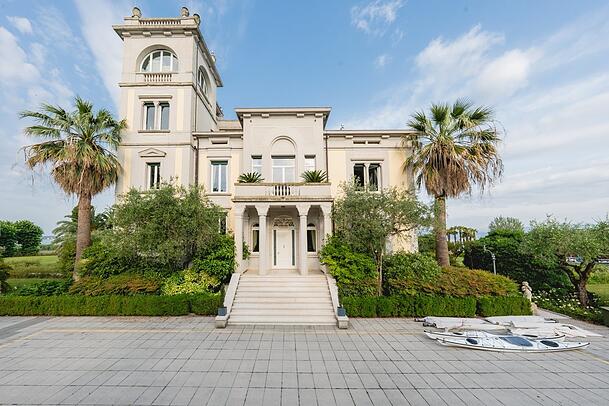 Norditalienischer Luxus am Gardasee: die Villa von außen. Norditalienischer Luxus am Gardasee: die Villa von außen.