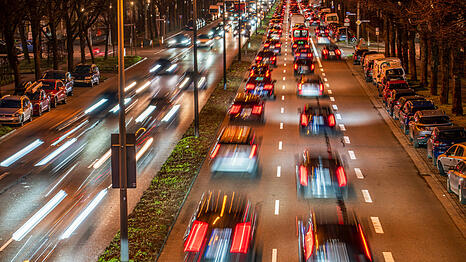 Dichter Verkehr abends auf der Landshuter Allee in M&uuml;nchen. (Archivbild)