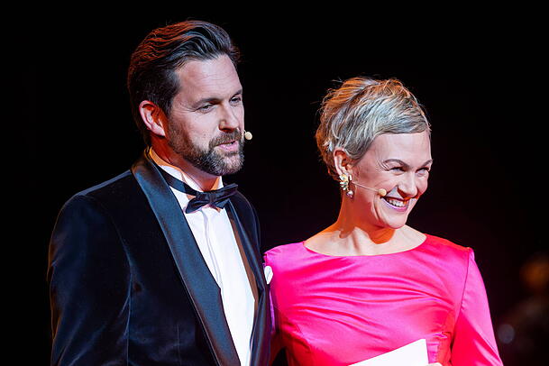 Matthias Killing und Karen Heinrichs stehen regelmäßig beim "Sat.1-Frühstücksfernsehen" vor der Kamera. Die beiden haben auch einen gemeinsamen Podcast, in dem sie über persönliche Themen sprechen. Matthias Killing und Karen Heinrichs stehen regelmäßig beim "Sat.1-Frühstücksfernsehen" vor der Kamera. Die beiden haben auch einen gemeinsamen Podcast, in dem sie über persönliche Themen sprechen.
