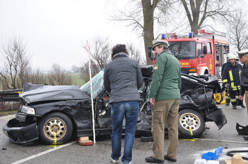 Am Donnerstagmorgen kam es auf der B299 zwischen Altötting und Unterneukirchen zu einem schweren Verkehrsunfall. Der Fahrer eines BMWs überholte mehrere Fahrzeuge und kam dabei ins schleudern. Daraufhin kollidierte das Fahrzeug mit einem Kleintransporter. Dieser erfasse den BMW seitlich auf der Fahrerseite.

Der Fahrer des erlag sofort seinen Verletzungen. Der Fahrer des Transporters wurde mit leichten Verletzungen ins Krankenhaus gebracht.