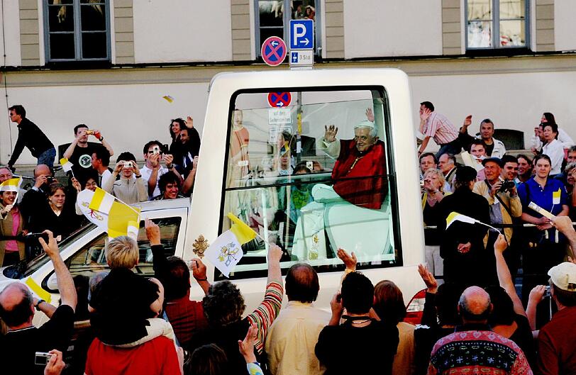Auf der Ludwigstraße: Gläubige Münchner jubeln dem Heiligen Vater 2006 bei seinem Besuch zu.