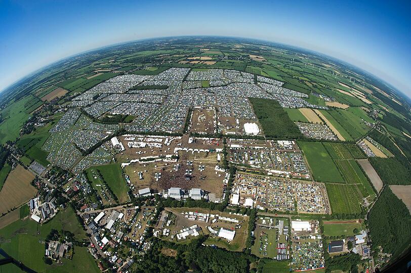 Ein letzter Aufschrei aus der Heavy-Metal-Hölle: Das 24. Wacken Open
Air ging am Samstag dem Ende entgegen. Leiser wurde es aber nicht.
Mehr als 75 000 Besucher blickten auf ein bis dahin friedliches
Freiluft-Event zurück. Und freuten sich auf Alice Cooper.