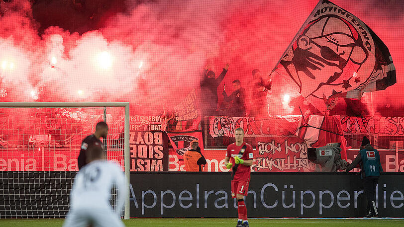 Leverkusener Fans brennen vor dem Spiel gegen Mönchengladbach Bengalos ab - nicht ohne Folgen.