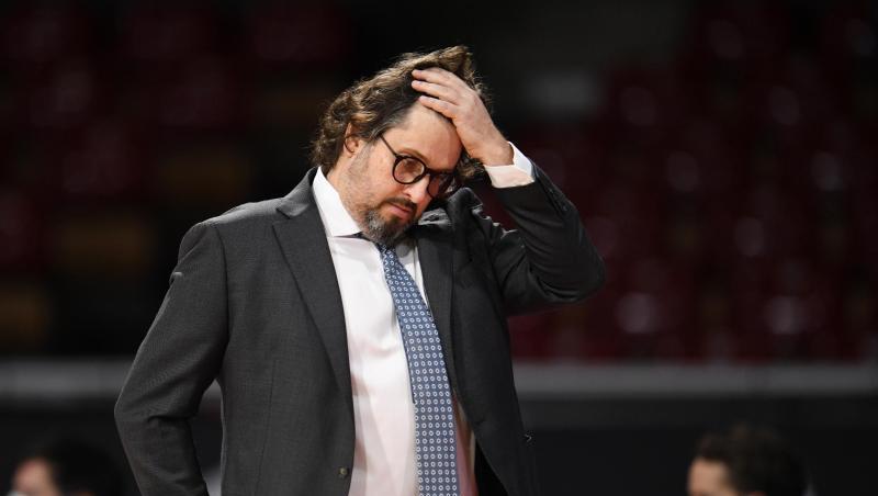 Der Trainer von Bayern Andrea Trinchieri steht.