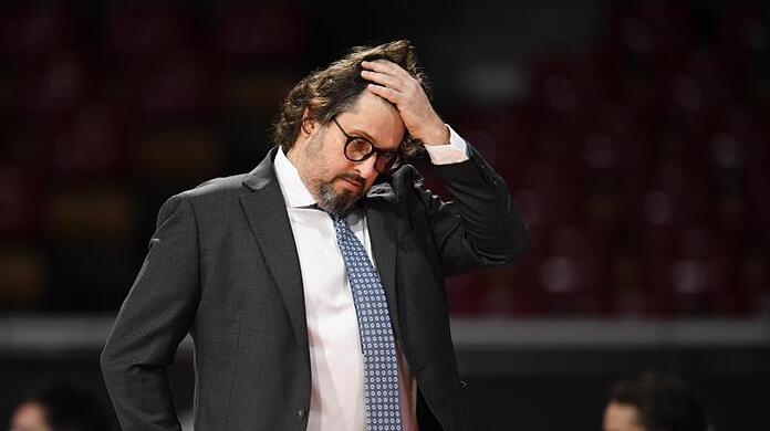 Der Trainer von Bayern Andrea Trinchieri steht.