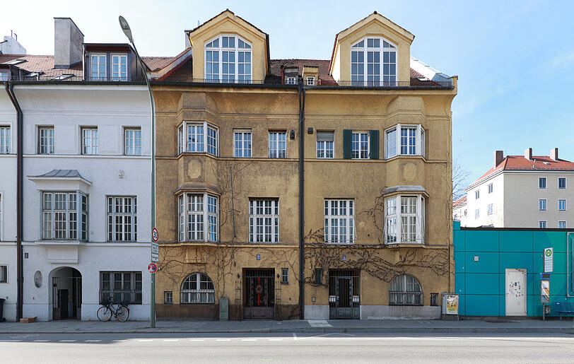 Schöne Altbauten in der Dietlindenstraße, rechts ist eine Tankstelle.