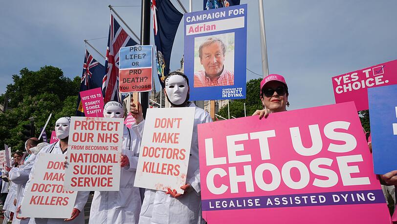 Befürworter und Gegner einer Regelung, die Sterbehilfe ermöglicht, vor dem Parlament in London.