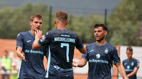 Florian Niederlechner trifft zum 1:0.
